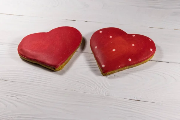 Hjärtformade cookies för alla hjärtans dag på vitt trä bord — Stockfoto