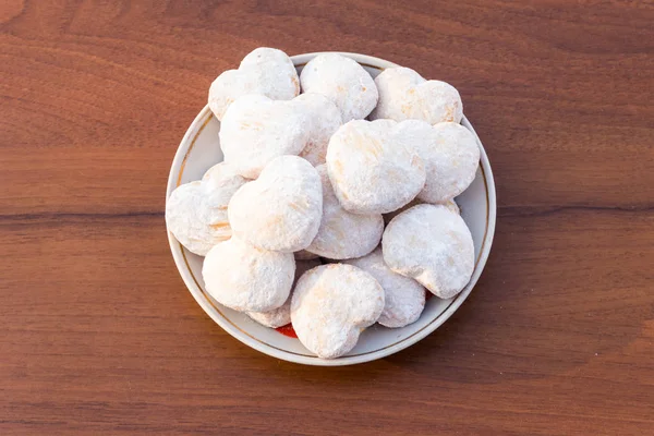 Plaat met hartvormige koekjes bedekt met poedersuiker — Stockfoto