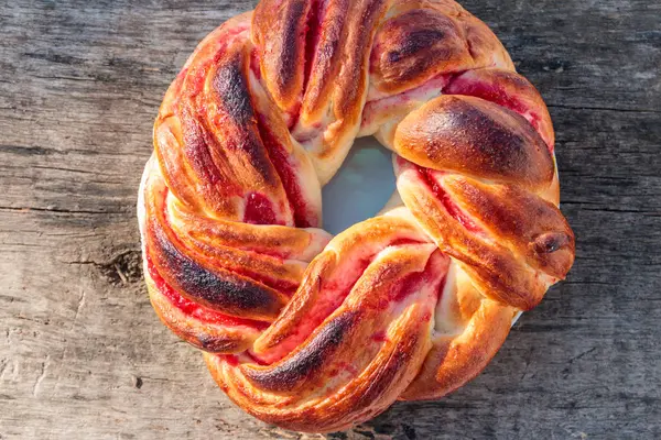 Pain sucré avec confiture sur table en bois — Photo