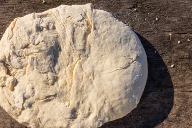 Rustik ahşap masa pişirme için ham taze Maya hamuru