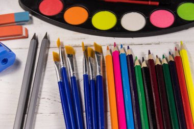 Beyaz ahşap arka plan üzerinde çizim araçları kümesi