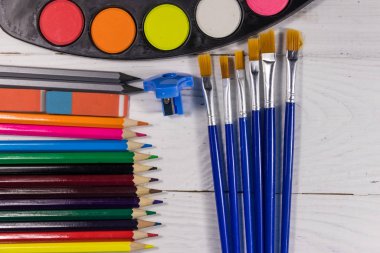 Beyaz ahşap arka plan üzerinde çizim araçları kümesi