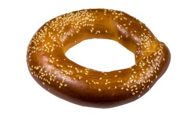 Beyaz arka planda izole edilmiş susam tohumlu simit.