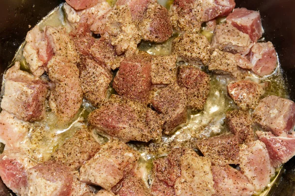 Cuisson de viande de porc hachée dans une mijoteuse — Photo