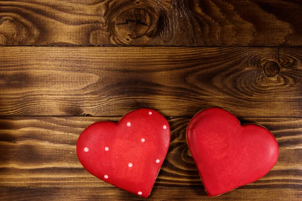 Galletas en forma de corazón para San Valentín en mesa de madera. Vista superior — Foto de Stock