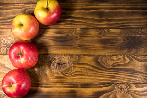 Rote Äpfel auf dem Holztisch. Ansicht von oben, Kopierraum — Stockfoto