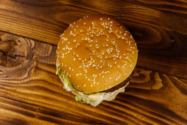 Läcker stor hamburgare på träbord — Stockfoto