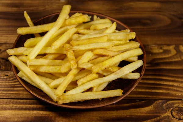 Pommes frites på träbord — Stockfoto