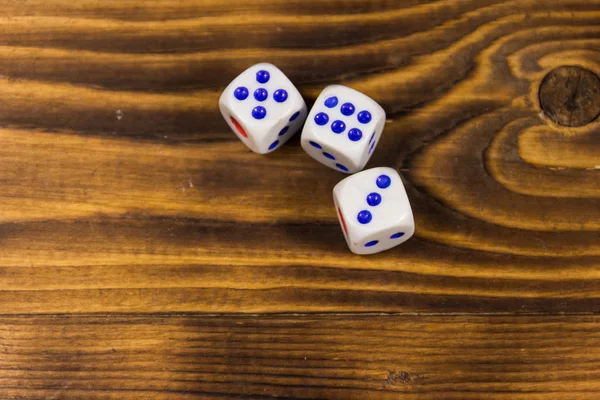 Dés blancs sur table en bois. Concept de jeu de hasard — Photo