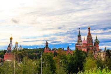 St. Manzarası Rusya, Moskova 'daki Kızıl Meydan' da Basil Katedrali ve Kremlin 'in Spasskaya Kulesi