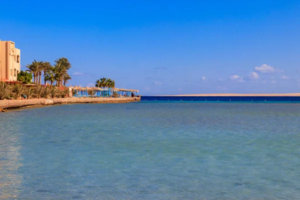 Vista da costa do mar Vermelho na praia em Hurghada, Egito — Fotografia de Stock