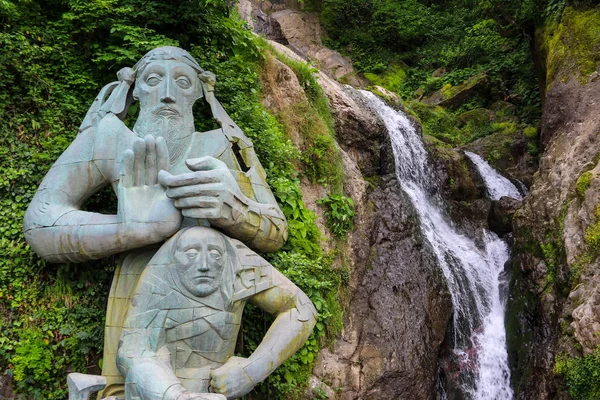 Şelale ve St. Andrew anıtı Adjara, Georgia 'daki Sarpi kasabası yakınlarında.