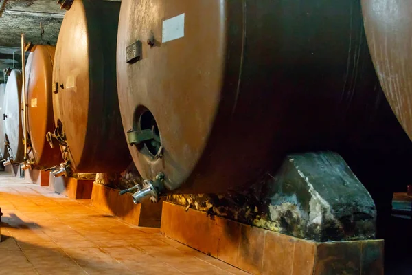 Grandes tanques de almacenamiento donde el jugo de uva se envejece en vino ubicado en una bodega —  Fotos de Stock