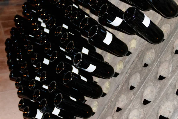 Vele wijnflessen in wijnkelder van winery — Stockfoto