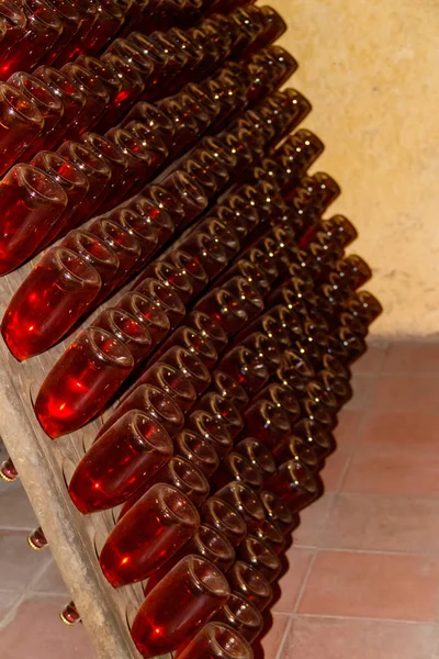 Muchas botellas de vino en la bodega de la bodega — Foto de Stock