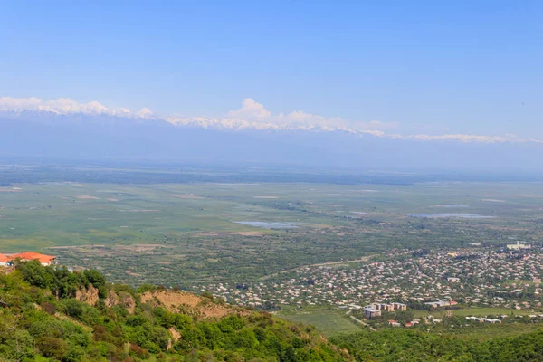 Visa på Vilage valley och Kaukasus bergen från Sighnaghi, Kakheti, Georgien — Stockfoto