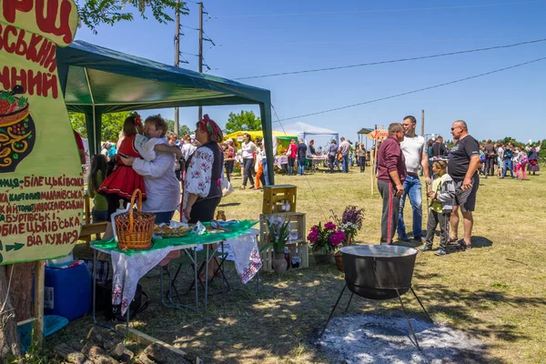 Unidentified people during Strawberry festival — Stock Photo, Image