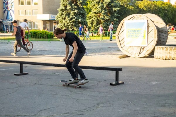 Deskorolkarz robi sztuczkę w skateparku — Zdjęcie stockowe