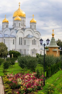 Diveyevo, Rusya 'daki Kutsal Trinity-Saint Seraphim-Diveyevo Manastırı' nın şekil değiştirme katedrali