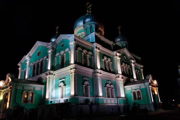 Illuminated Trinity cathedral of Holy Trinity-Saint Seraphim-Diveyevo Monastery at night. Diveyevo, Russia — Stock Photo, Image