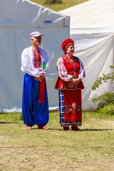 Personas desconocidas con ropa tradicional ucraniana durante el festival de etno-rock Kozak Fest — Foto de Stock