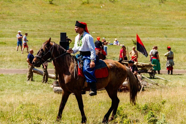 Ukraiński Kozacki jeździ konno podczas festiwalu etniczno-rockowego Kozak Fest — Zdjęcie stockowe