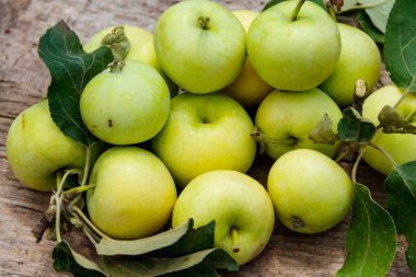 Köy ahşap masada taze olgun elmalar.