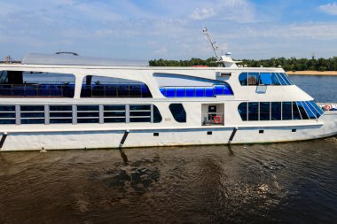 Turist gemisi Kiev 'deki Dinyeper nehrinden geçiyor.