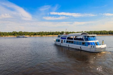 Turist gemisi Kiev 'deki Dinyeper nehrinden geçiyor.