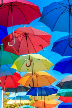 Şehir caddesinde çok renkli şemsiyeler. Şehir caddesi birçok renkli açık şemsiyelerle süslenmiştir.