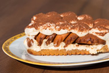 Geleneksel İtalyan tatlı tiramisu bir tablo