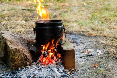 Kamp ateşinde yemek pişirmek