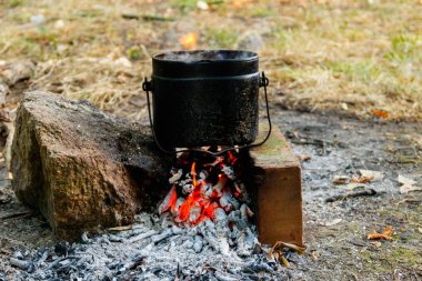 Kamp ateşinde yemek pişirmek