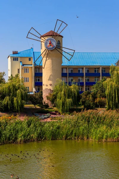 Mulino a vento della salute sulla riva del fiume Khorol nel centro benessere Myrhorod, Ucraina. Il testo si traduce come "resort Myrhorod " — Foto Stock
