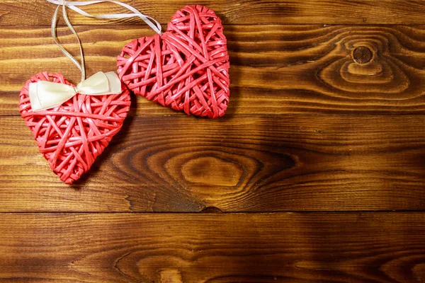 Dos corazones rosados sobre fondo de madera — Foto de Stock