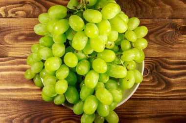 Tahta bir tabakta taze beyaz üzüm.