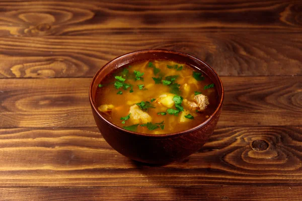 Kharcho-Suppe mit Fleisch und Reis auf Holztisch — Stockfoto