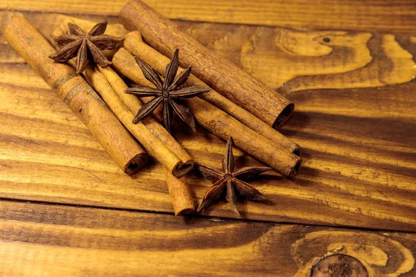 Корица палочки и анис звезды на деревянном столе — стоковое фото