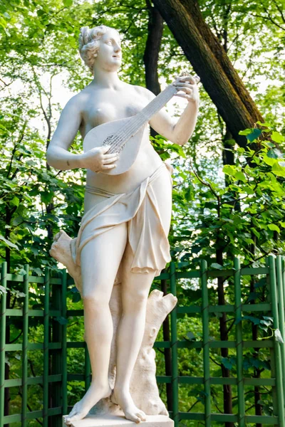 Escultura de la diosa griega de la danza y el coro Terpsícore en el antiguo parque de la ciudad "Jardín de verano" en San Petersburgo, Rusia —  Fotos de Stock