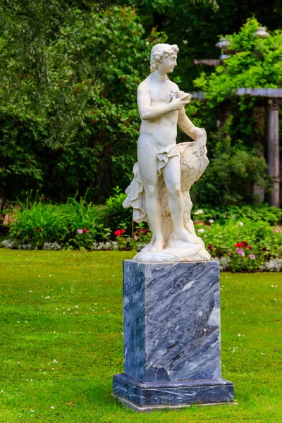 Marble statue of Ganymede in Catherine park at Tsarskoye Selo in Pushkin, Russia — 스톡 사진