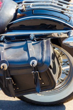 Motorsiklet kapağında deri bir motosiklet çantası. Motosikletli konsept seyahat