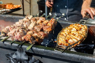 Metal şişte pişen ızgara kebap. Barbeküde kızartılmış et. Geleneksel doğu yemeği, şiş kebap. Kömür ve alevler üzerine ızgara, piknik, sokak yemekleri