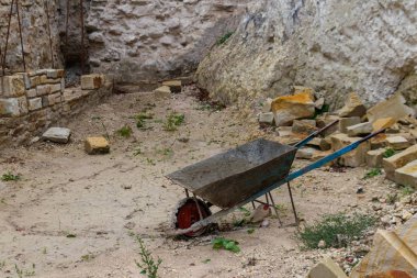 İnşaat alanında el arabası veya tramvay. İnşaat sektörü konsepti