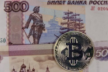 Gümüş Bitcoin üzerinde 500 Rus ruble banknotlar arka plan