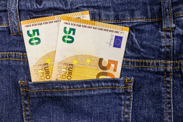 Ötven eurobankjegy a kék farmer zsebében — Stock Fotó