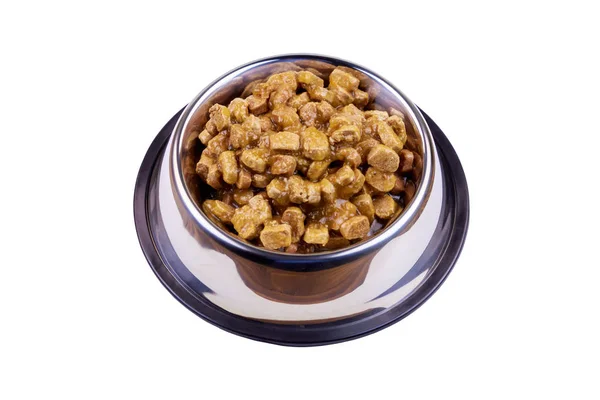 Beyaz arka planda izole metal kase kedi veya köpekler için konserve gıda