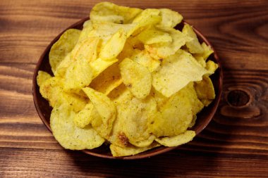 Tahta masada patates cipsi tabağı