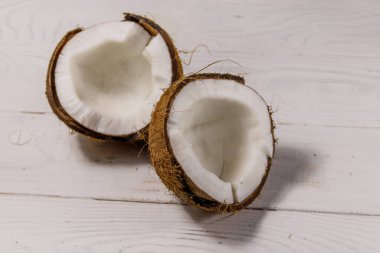 Beyaz ahşap masada taze hindistan cevizi.