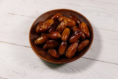 Kurumuş meyveler beyaz ahşap masada