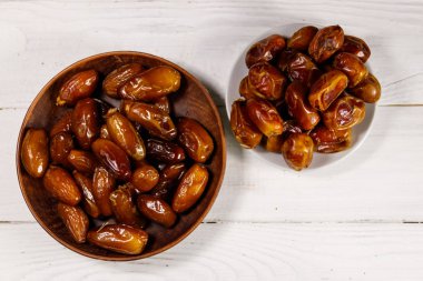 Kurumuş meyveler beyaz ahşap masada. Üst görünüm